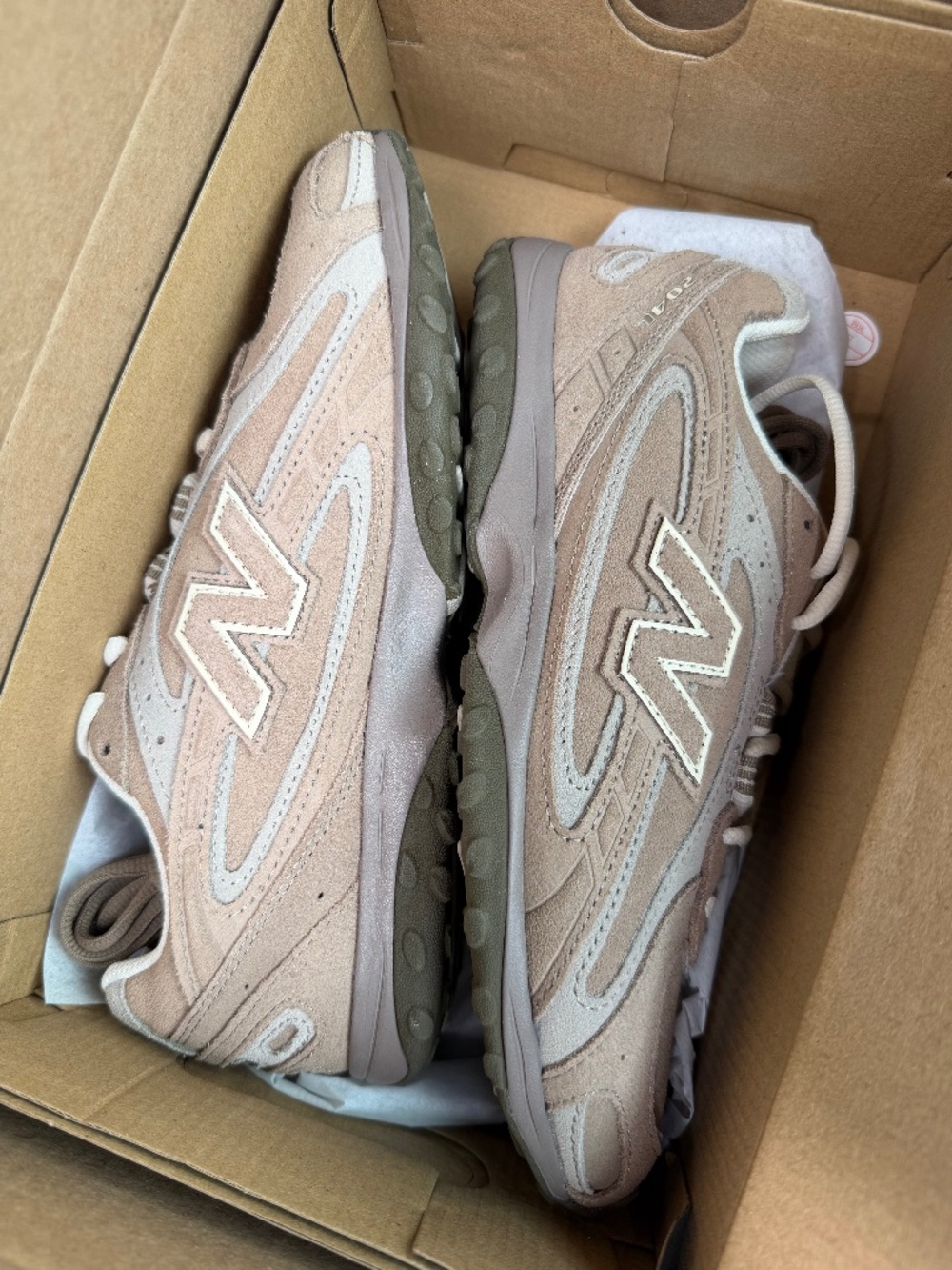 Brand new New Balance 204L sneakers in the gorgeous mushroom